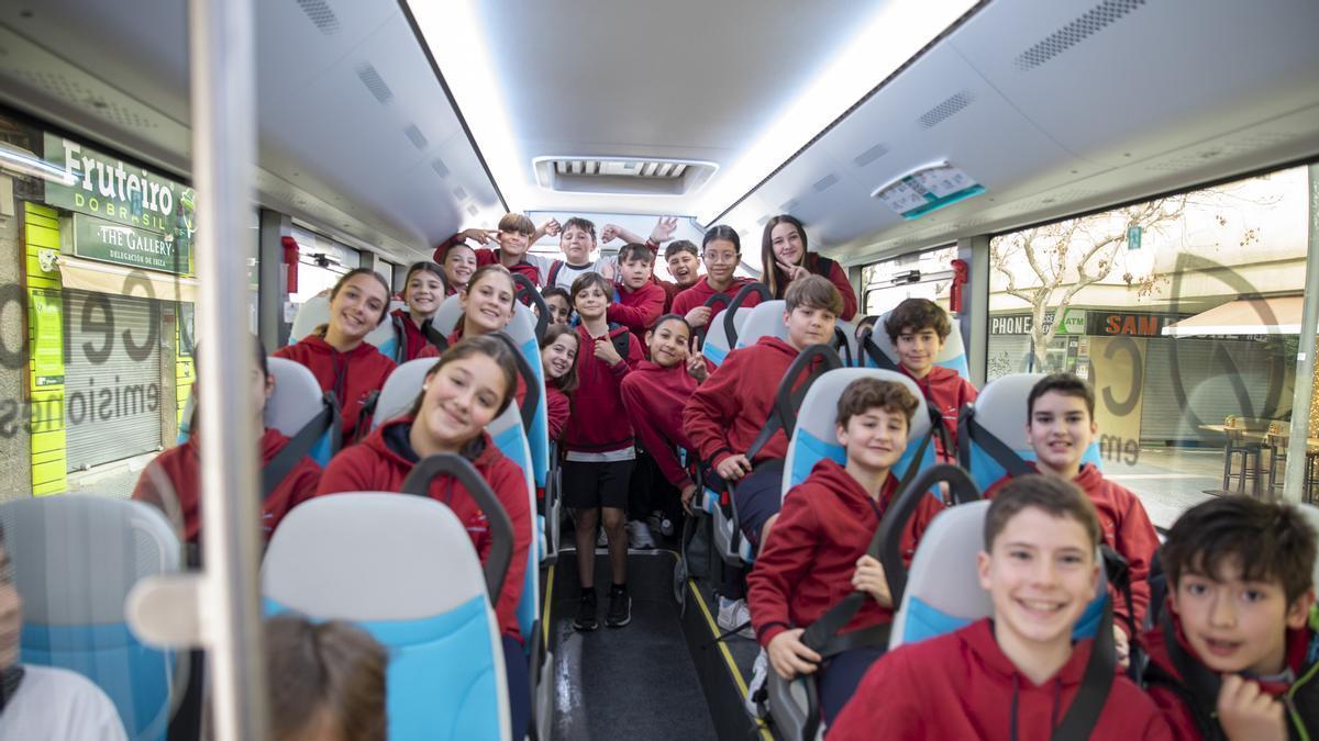Los alumnos, a bordo de uno de los nuevos autobuses