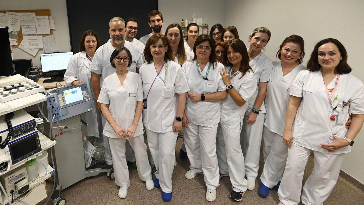 Equipo de endoscopias del Servicio de Digestivo del Chuvi. Los doctores Rodriguez y de Castro son el segundo y la tercera por la izquierda.
