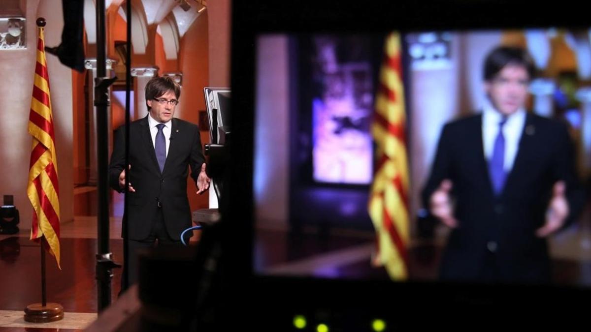 El 'president' Carles Puigdemont durante el mensaje institucional con motivo de la Diada 2016