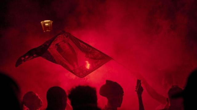 Aficionats del PSG celebren la victòria del seu equip en la final de la Champions pels carrers de París.