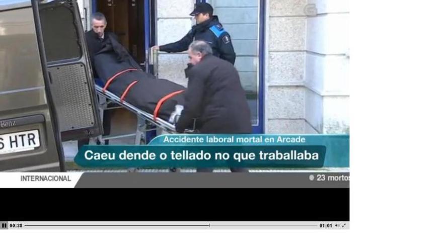 Los operarios de la funeraria trasladan el cadáver, ayer, en Arcade. // TVG