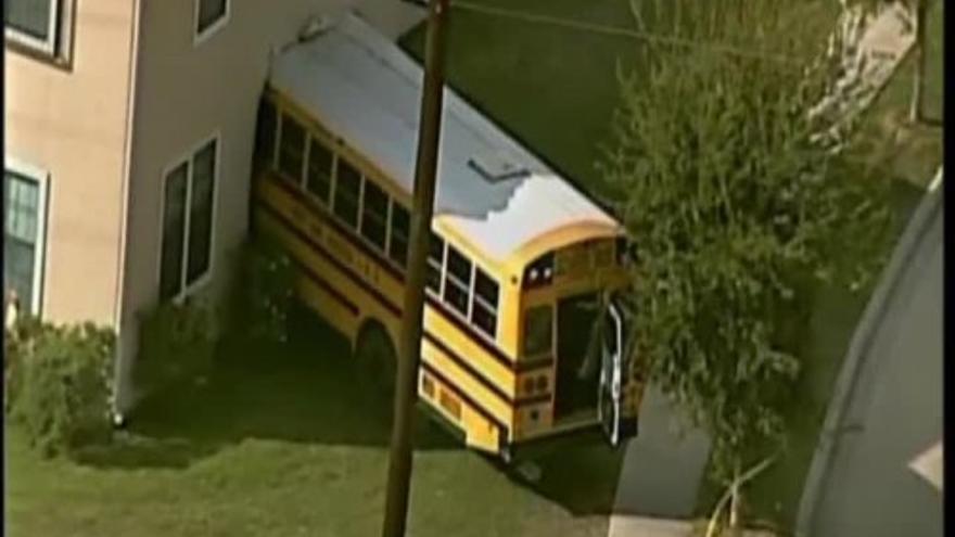 Un autobús escolar se estrella contra una casa en EEUU