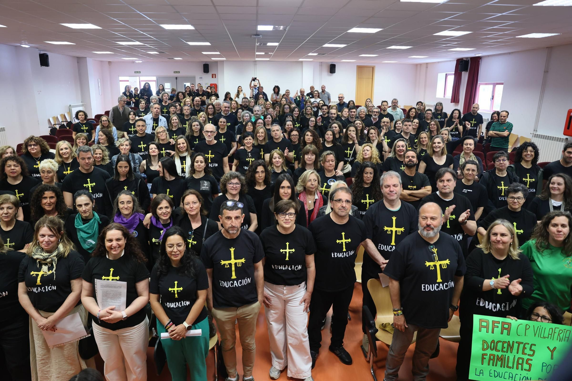 EN IMÁGENES: Concentración de directores de colegio de toda Asturias en el IES La Ería de Oviedo