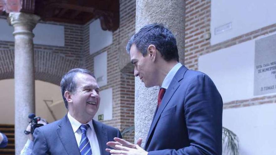 Caballero y Sánchez charlan, ayer, en la sede de la FEMP. // FdV