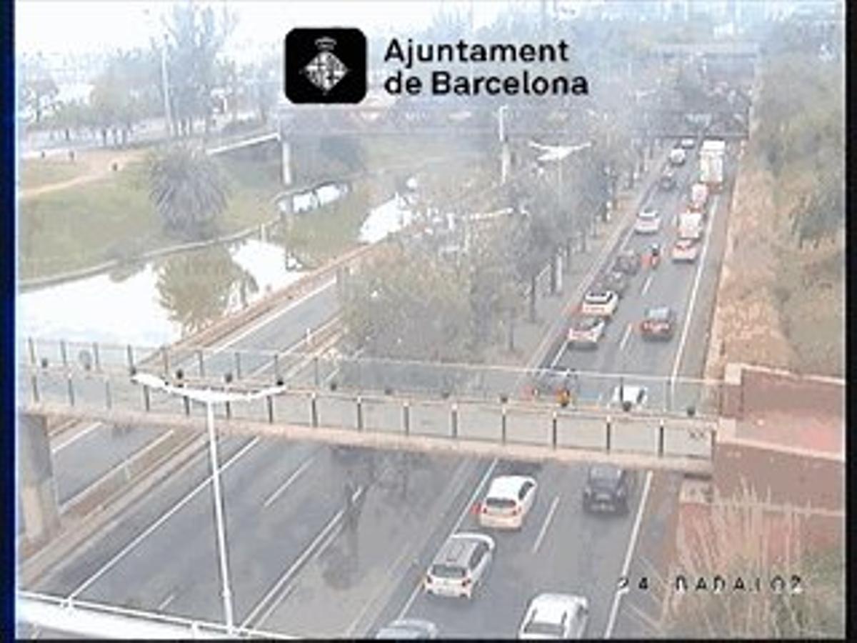 Monumental embús a la ronda Litoral de Barcelona