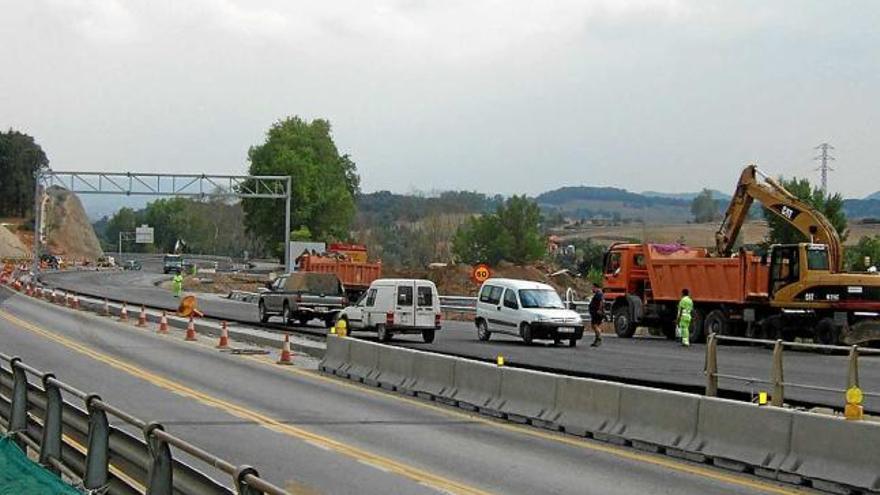 Operaris treballant per acabar l&#039;autovia de la C-16 a l&#039;entrada de Berga, l&#039;agost del 2006