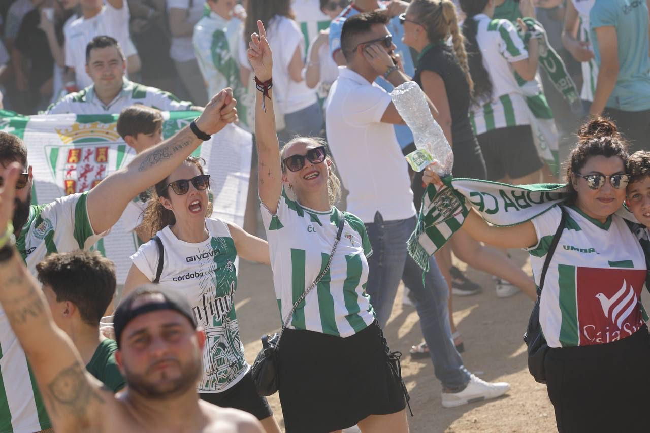 La afición del Córdoba CF vive la final del play off en la Fan Zone, en imágenes