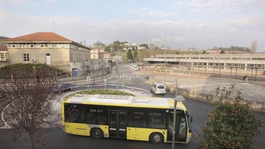 A la izquierda, la sede de la Xunta y a la derecha, la estación de buses de Santiago.