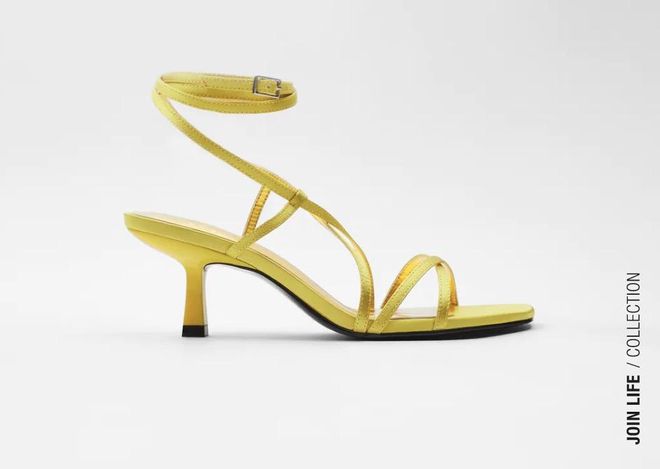 Sandalias de tacón de satén amarillo, de Zara