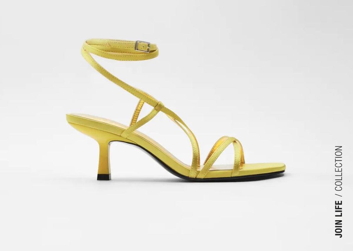 Sandalias de tacón de satén amarillo, de Zara