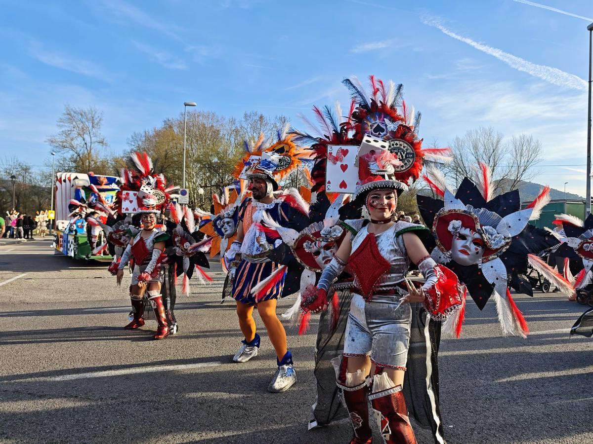 12 colles participen en la Rua de Carnaval de Riells i Viabrea.