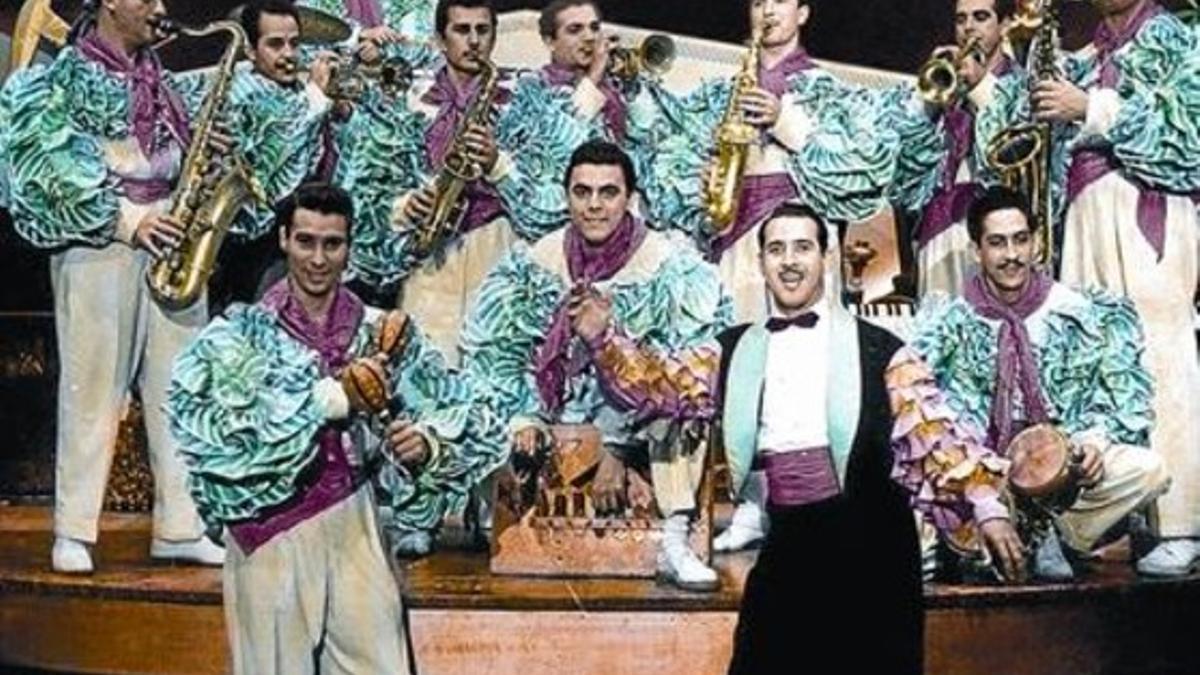 Saxofonista 8 Roda, el tercero por la derecha de arriba, con la orquesta de Armando Oréfiche en 1954.
