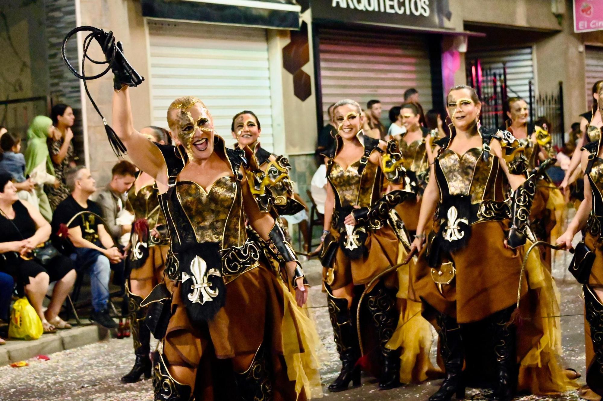 Dragones de San Jorge corona una Entrada Cristiana en Crevillent con un boato de 1.300 participantes