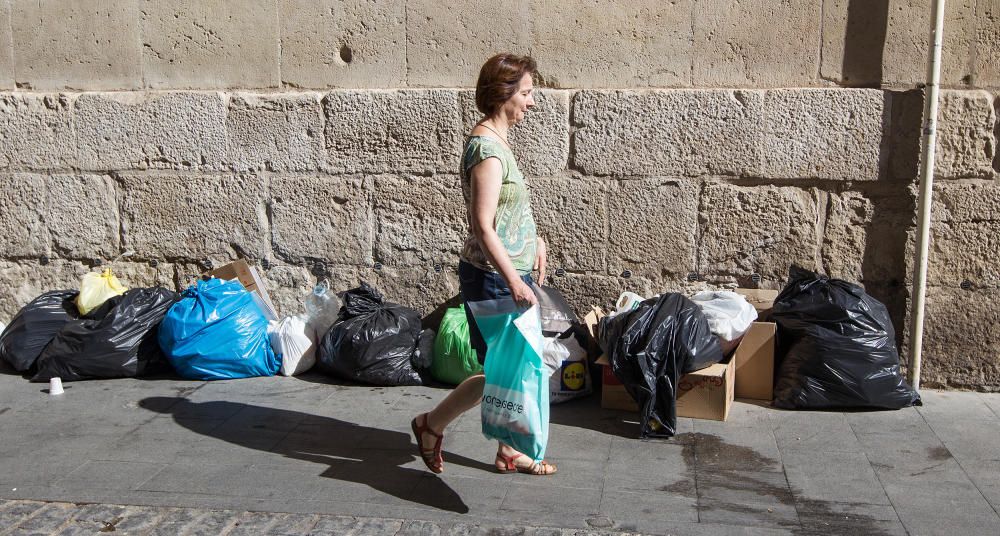 La basura no se retira hasta media mañana en el Barrio por la huelga de celo de la limpieza