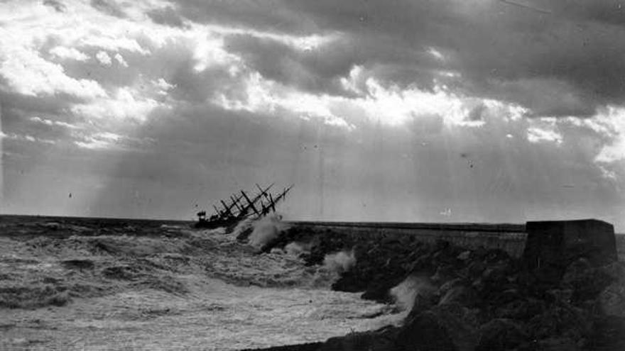 Imagen del buque escuela de Prusia Gneisenau, hundido frente al espigón de Levante del puerto de Málaga el 16 de septiembre de 1900. Hubo 41 muertos.