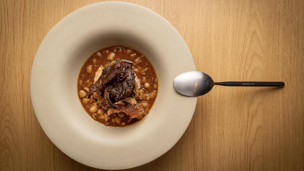 Entre los mejores platos de cuchara de Madrid, las alubias con cigalitas y perdiz de Fisgón.