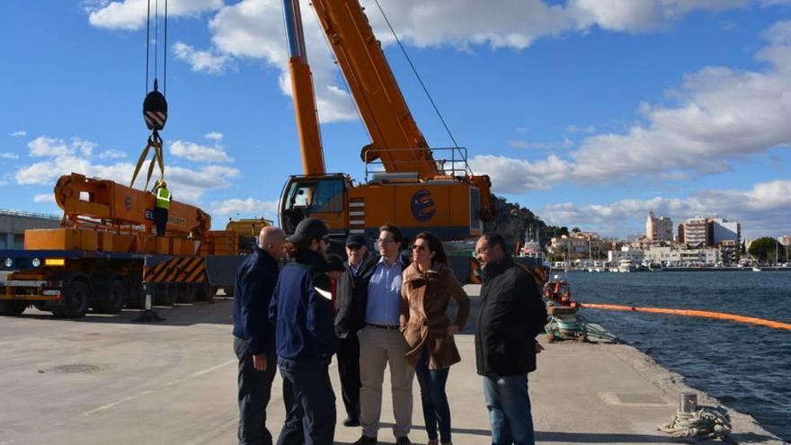 Comienzan los trabajos para instalar dos grúas que refloten el barco Penélope