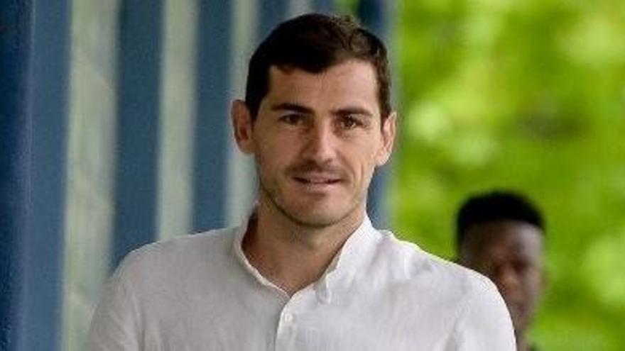 Iker Casillas amb dos companys d&#039;equip.