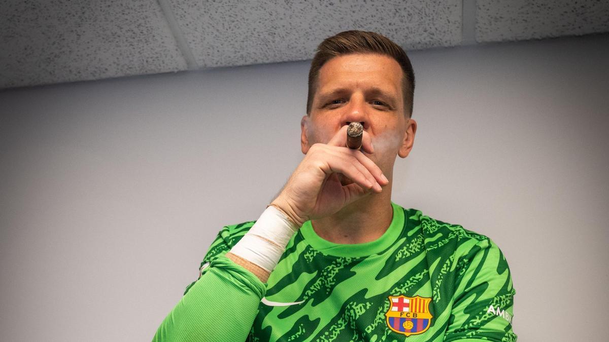Szczesny, portero del Barça, fumándose un puro tras ganar la Liga.
