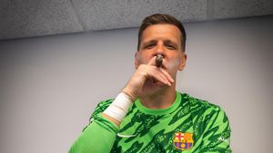 Szczesny, portero del Barça, fumándose un puro tras ganar la Liga.