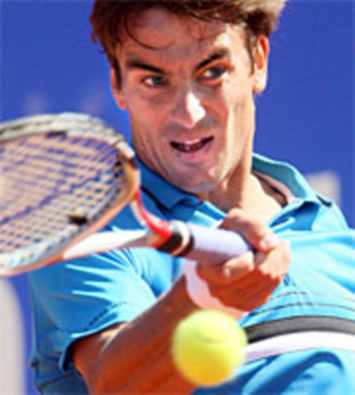 Robredo pica la pilota, durant el partit contra l’argentí Guillermo Cañas. Robredo pica la pilota, durant el partit contra l’argentí Guillermo Cañas.