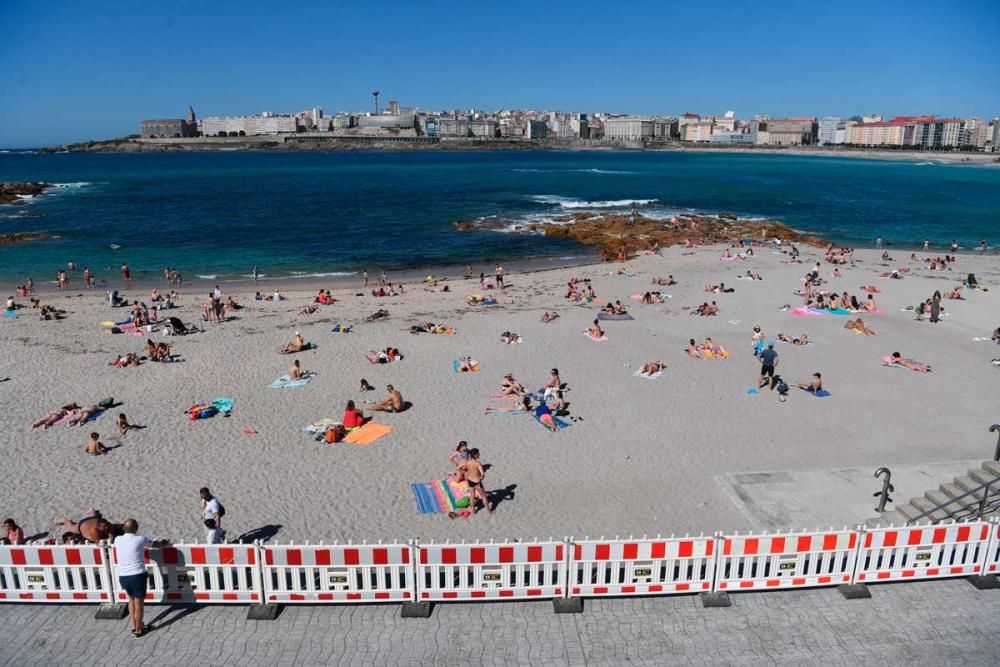 Los coruñeses vuelven a la playa con el inicio de la fase 2 y las altas temperaturas