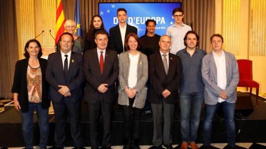 Els estudiants de l&#039;institut Sobrequés, amb els seus professors i autoritats de l&#039;acte.