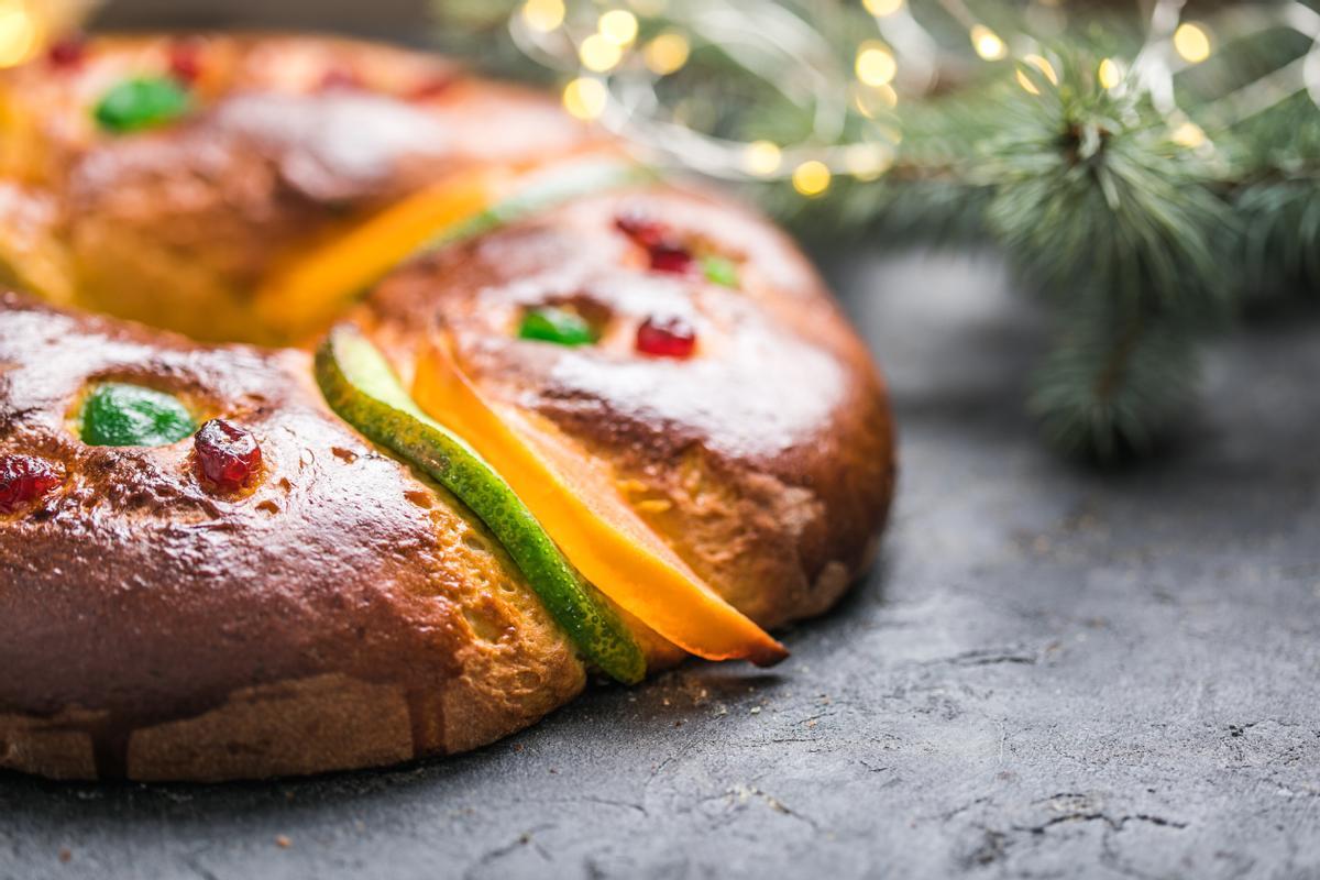 Un roscón decorado con fruta escarchada.