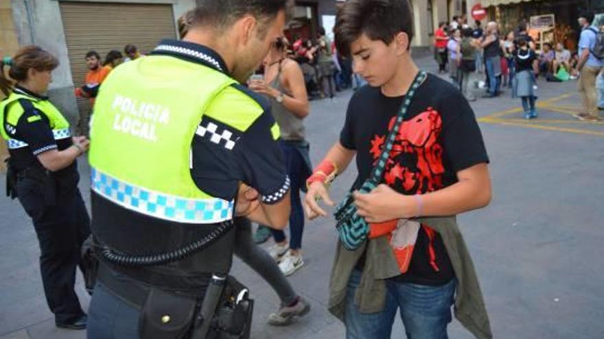 Un agent de la Policia Local vetlla per la seguretat de Patum