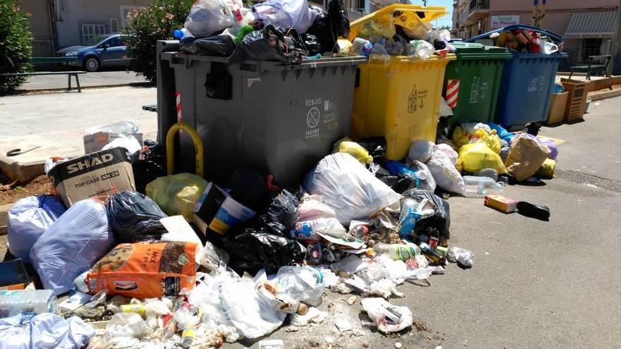 Los contenedores de la plaza Berard, ayer aún hasta los topes. A la derecha, los que están junto al Ayuntamiento.