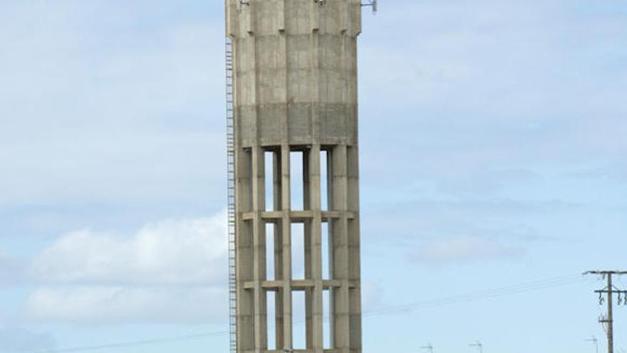 Depósito del barrio San Isidro, donde Telefónica ha solicitado la instalación de una nueva antena de telefonía móvil.