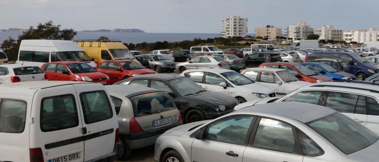 Vehículos estacionados en el aparcamiento de ses Variades, en una imagen reciente. | J. A. RIERA