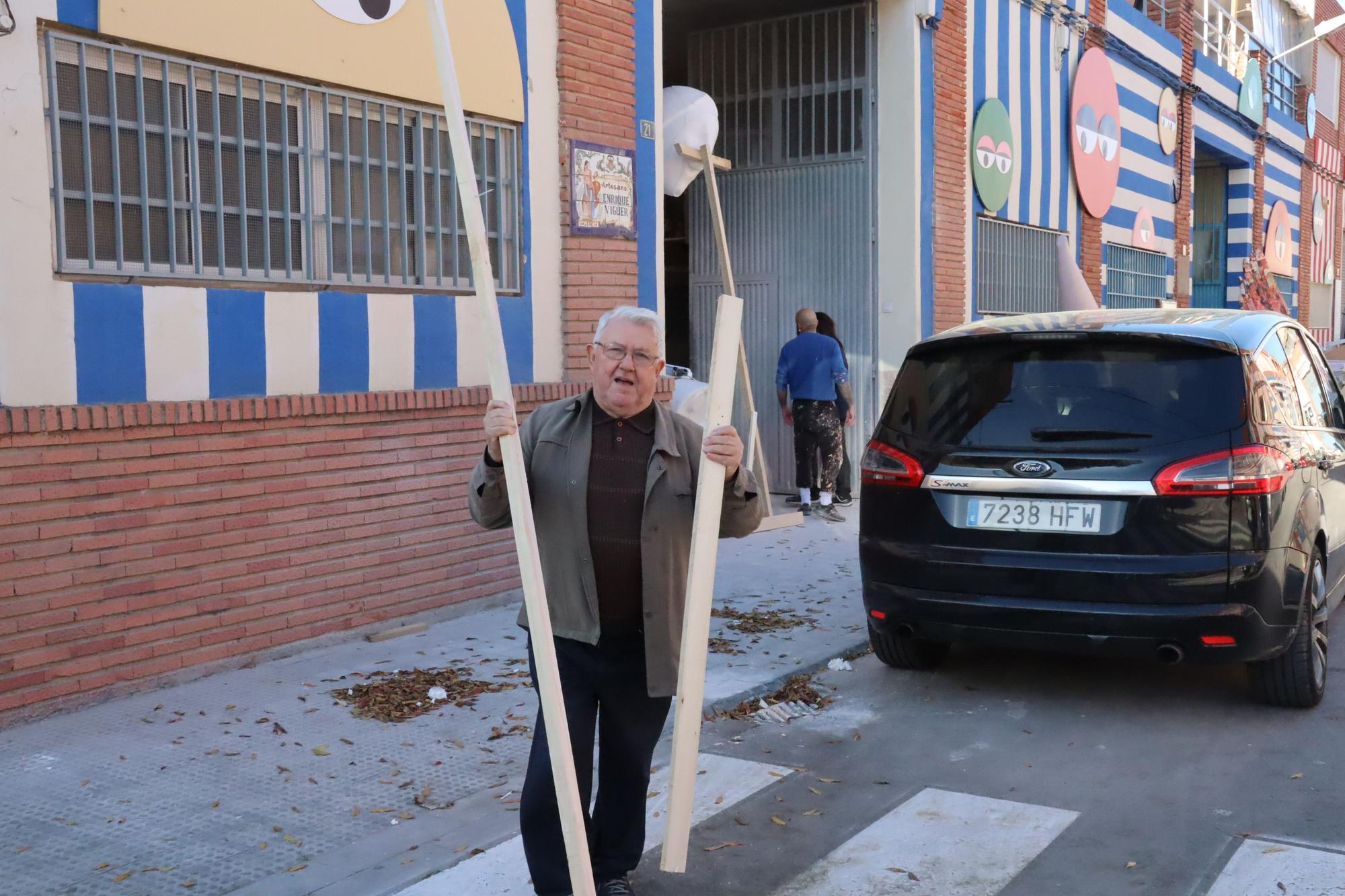 Así ha sido la "plantà" del "Pi de Nadal", la última Falla del año en València