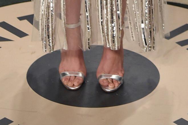Pie de la actriz Ana de Armas con unas sandalias pequeñas