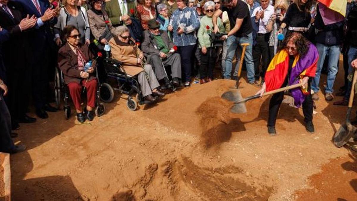 Cierre simbólico el pasdo 21 de febrero de la fosa común sevillana de Pico Reja, a la que fueron a parar 1.800 fusilados por la dictadura. EFE Julio Muñoz