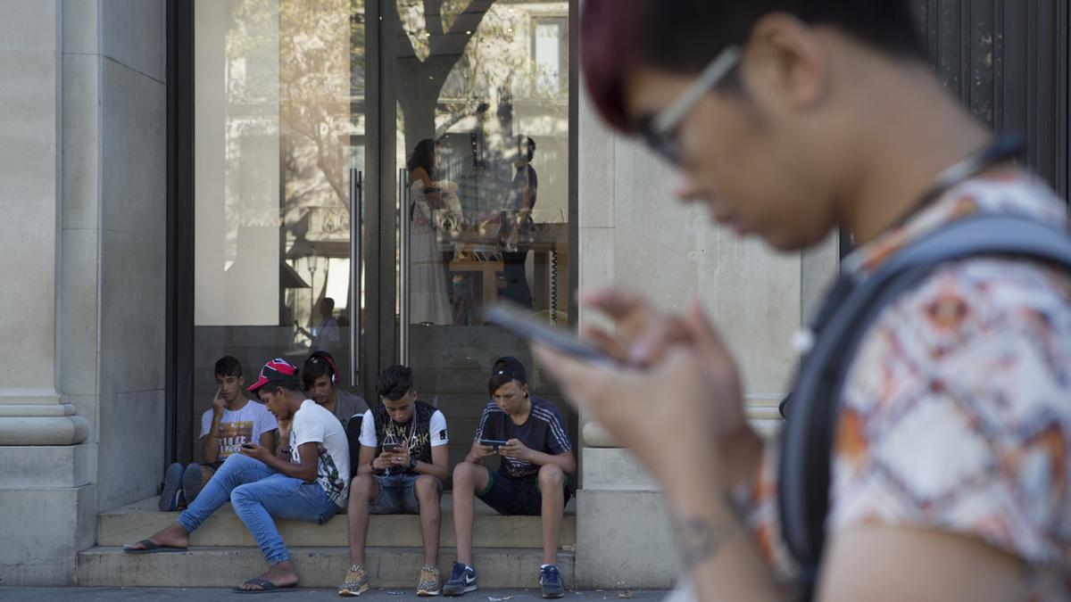 Un turista consulta su móvil en Barcelona.