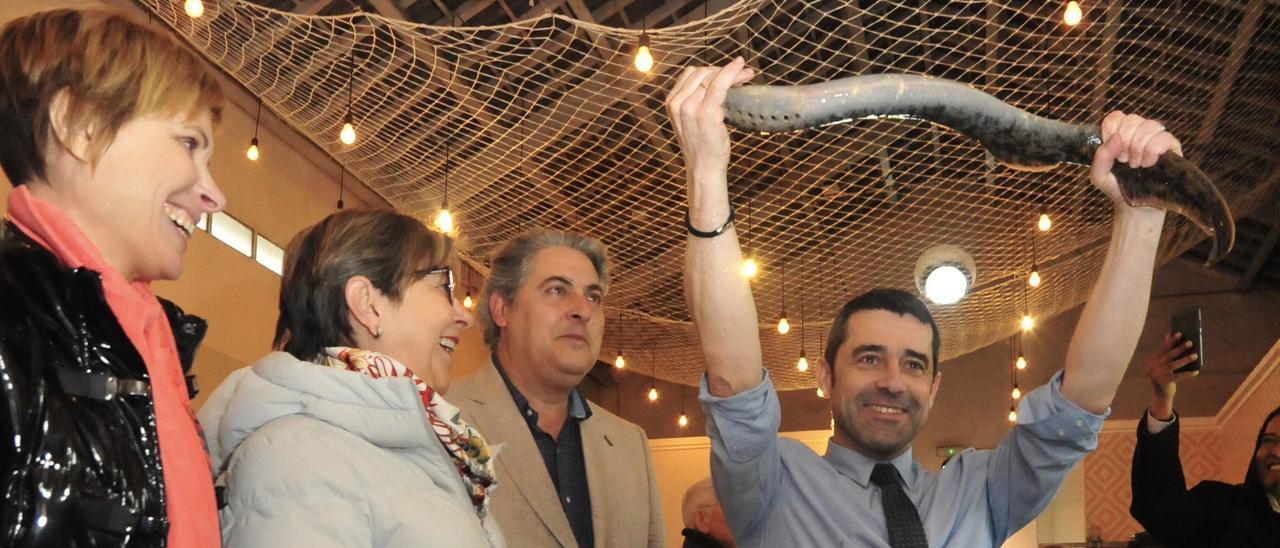 El alcalde de Pontecesures muestra una lamprea del Ulla en la última fiesta celebrada antes de la pandemia.