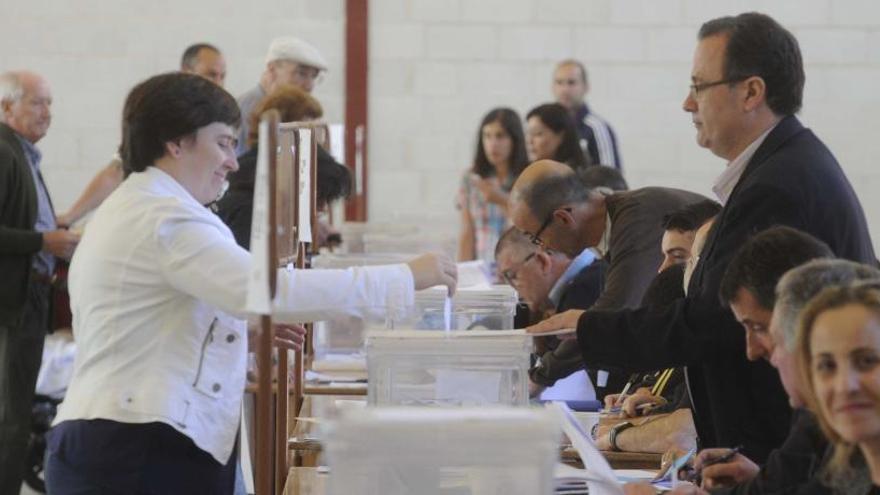 Votación en una de las mesas electorales de A Coruña en las elecciones municipales de 2015.