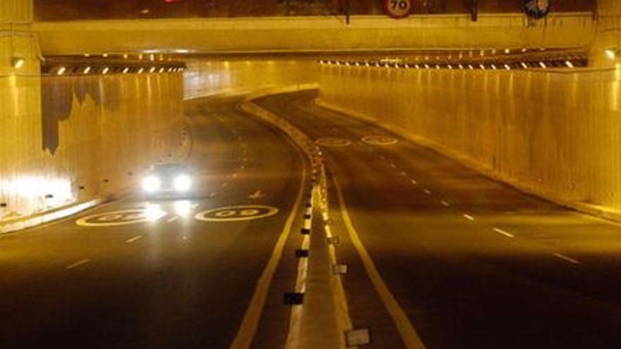 Dos heridos al volcar un vehículo en el túnel Julio Luengo