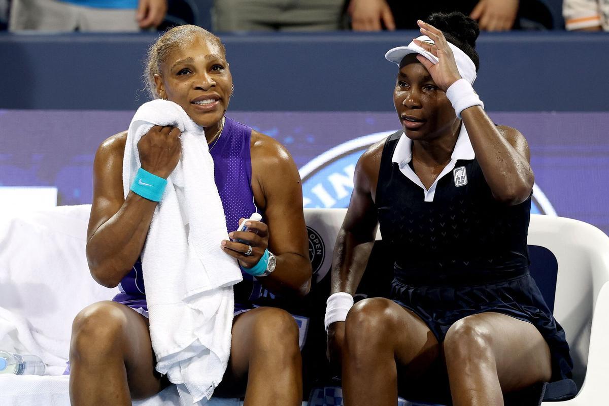 MASON, OHIO - AUGUST 17: Serena Williams and Venus Williams of the United States cool down after their match against Marta Kostyuk of Czechia and Peyton Stearns of the United States during day seven of the Cincinnati Open at the Lindner Family Tennis Center on August 17, 2026 in Mason, Ohio.   Matthew Stockman/Getty Images/AFP (Photo by MATTHEW STOCKMAN / GETTY IMAGES NORTH AMERICA / Getty Images via AFP)