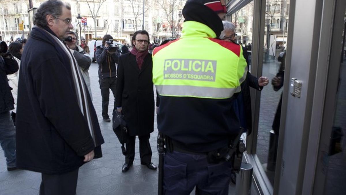 El juez Joaquín Aguirre (izq.) durante un registro de corrupción policial