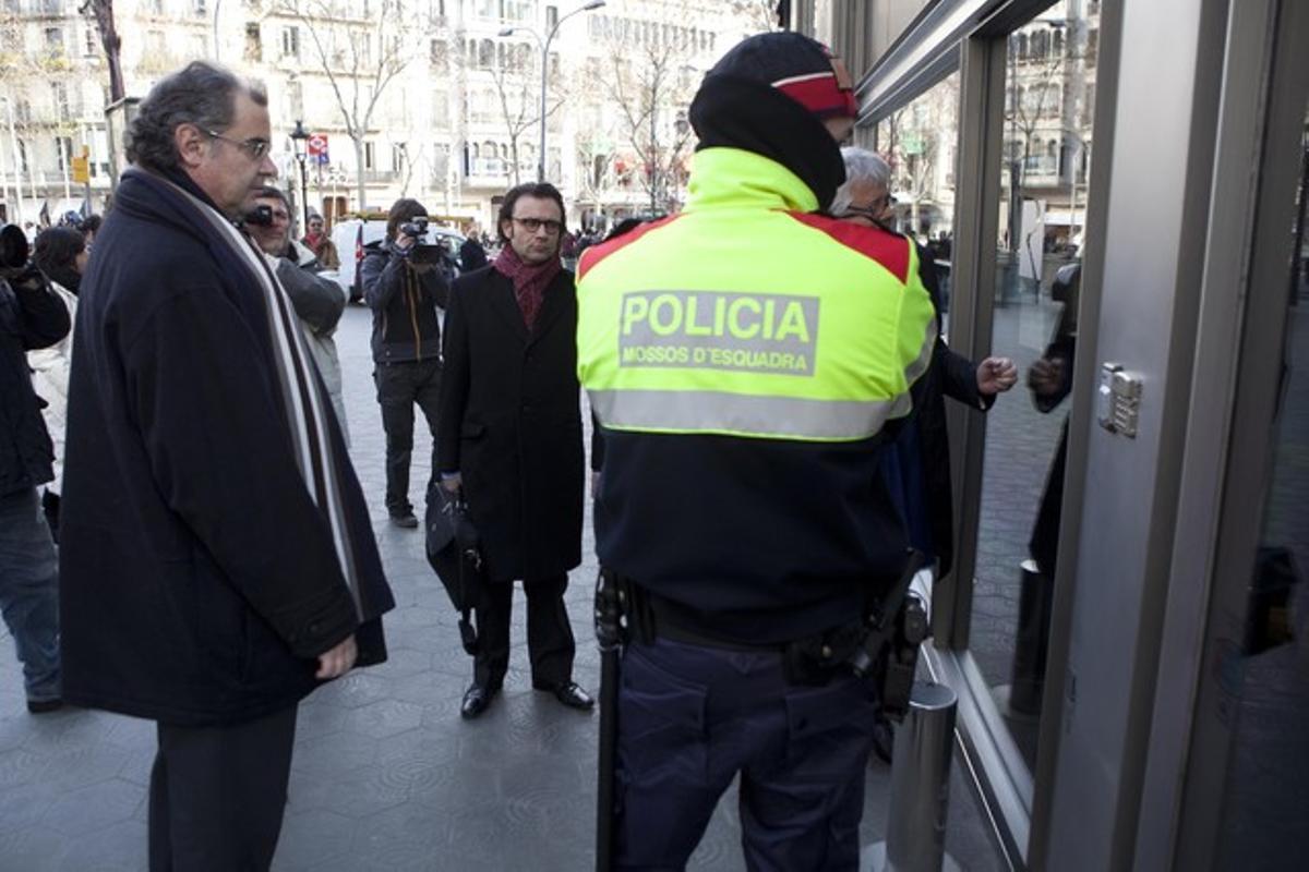 El jutge Joaquín Aguirre (esq.), durant un registre per corrupció policial.