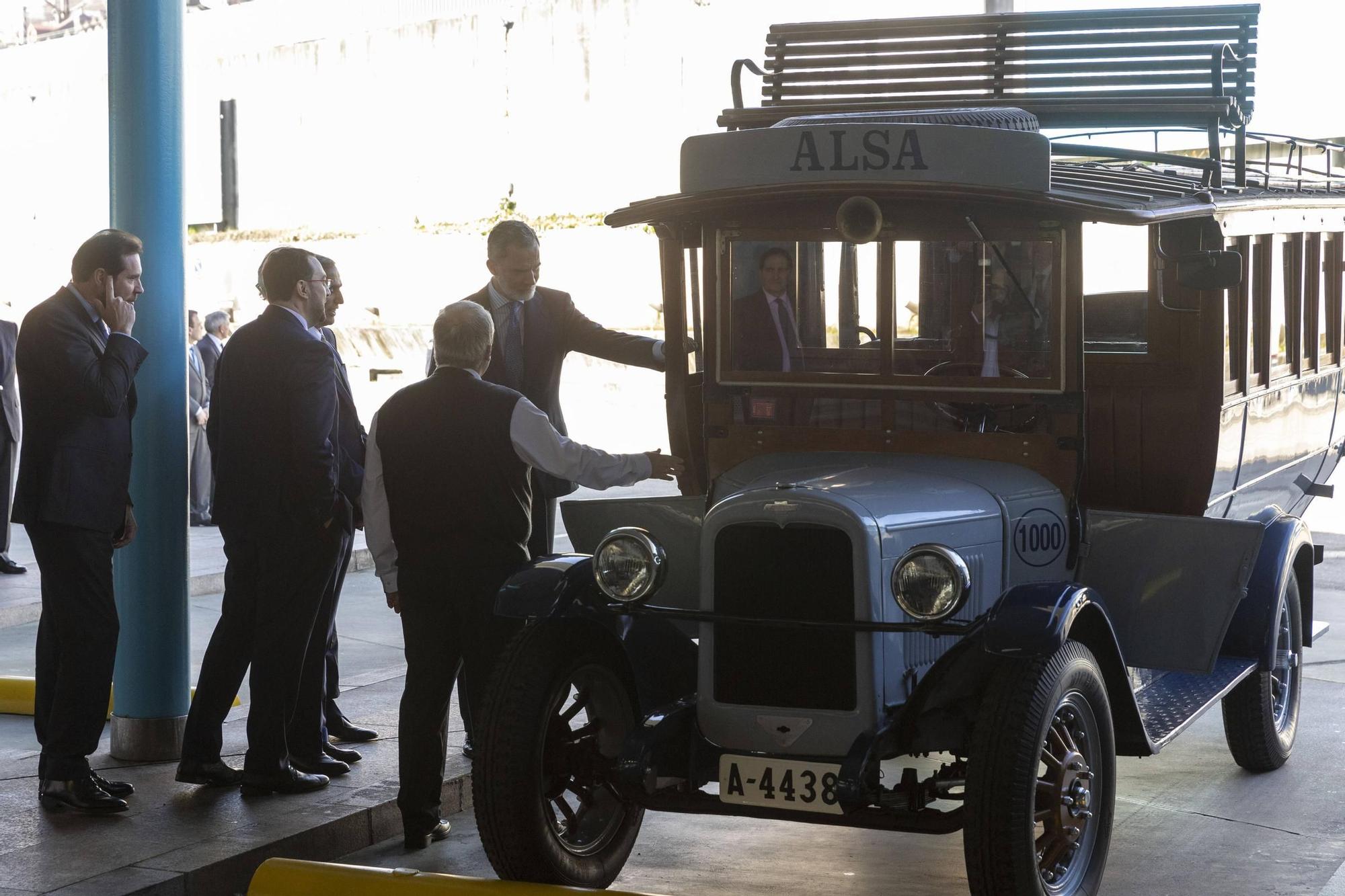 EN IMÁGENES: El Rey visita la estación de autobuses de Oviedo para conmemorar los 100 años de Alsa