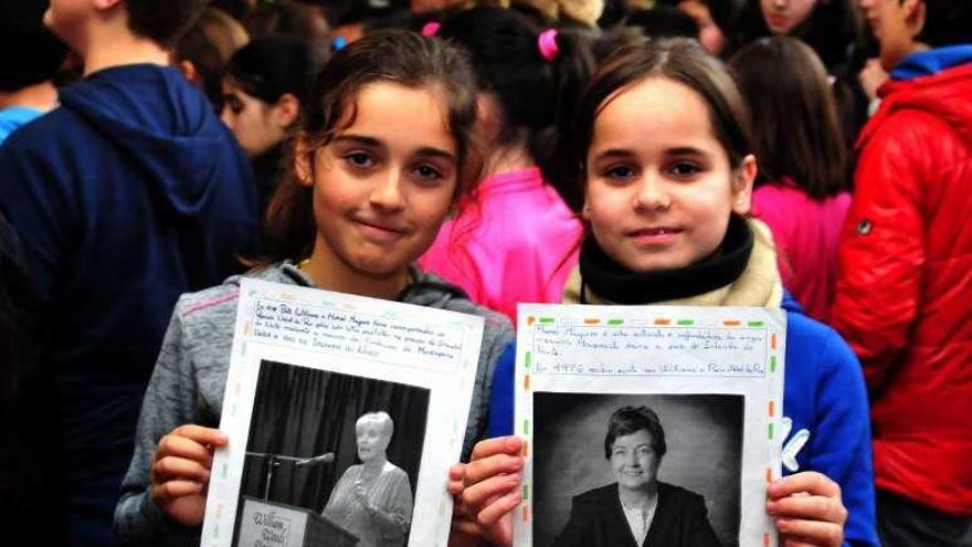 Dos alumnas de Rubiáns, con biografías de mujeres relevantes. // I. A.