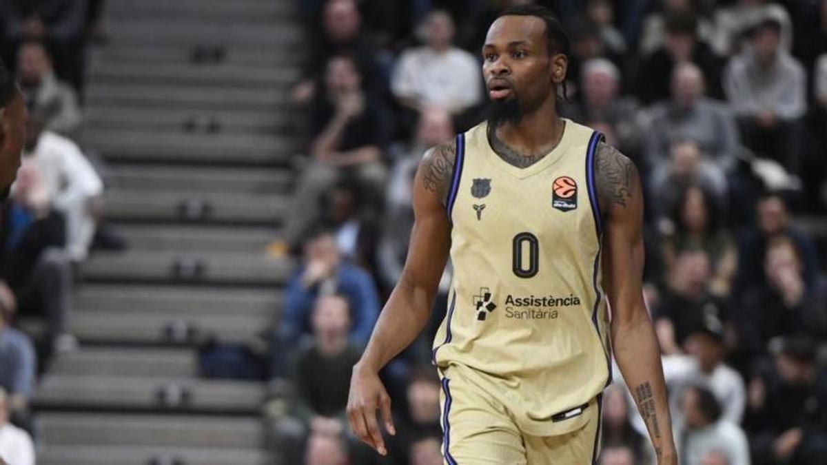 Kevin Punter bota el balón en el partido de ayer ante el Asvel. | EUROPA PERESS
