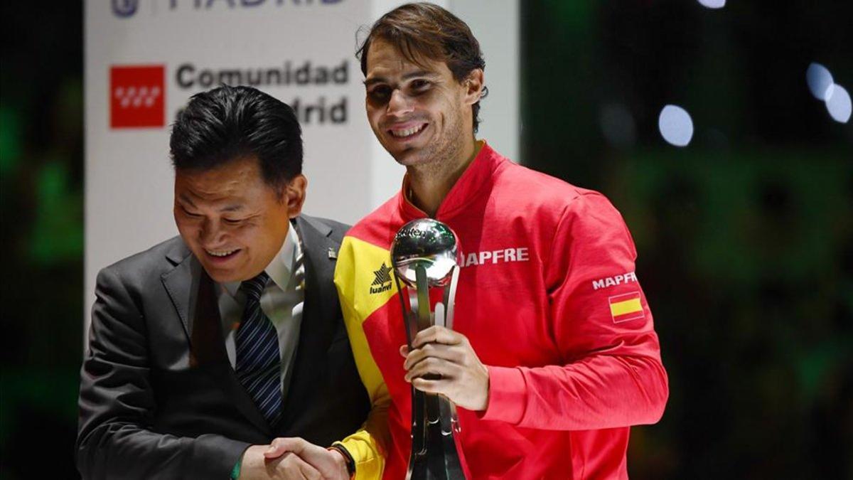 Rafa, con su trofeo de MVP de la Copa Davis 2019
