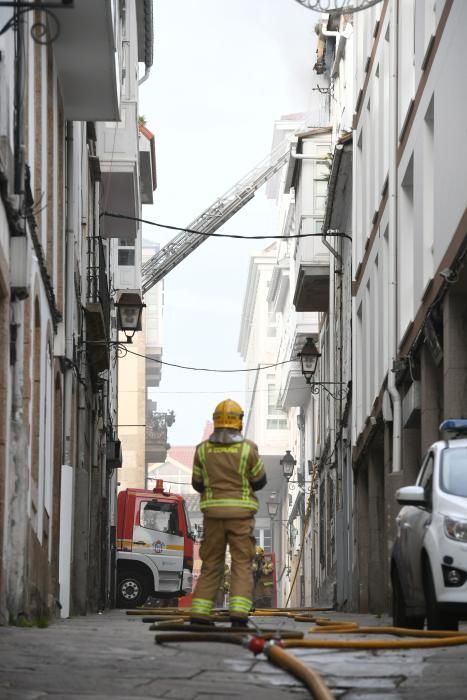 Un incendio destruye un piso en la calle Santa Mar