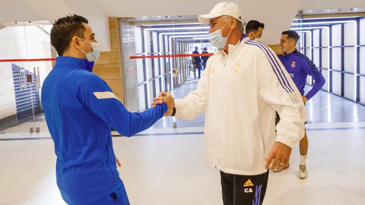 Xavi y Ancelotti se saludan en Riad antes del entrenamiento del Barça.