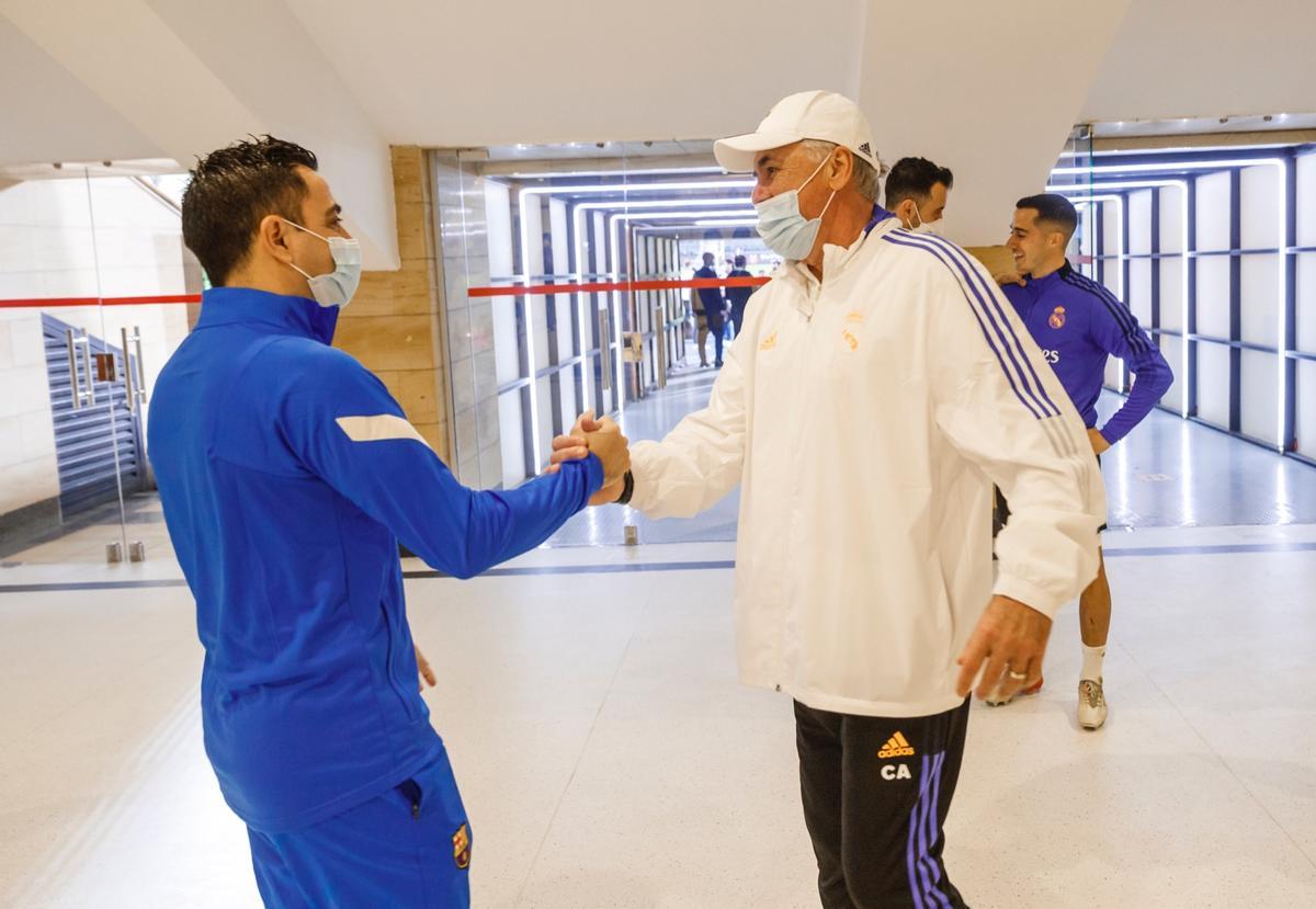 Xavi y Ancelotti se saludan en Riad antes del entrenamiento del Barça. Xavi y Ancelotti se saludan en Riad antes del entrenamiento del Barça.