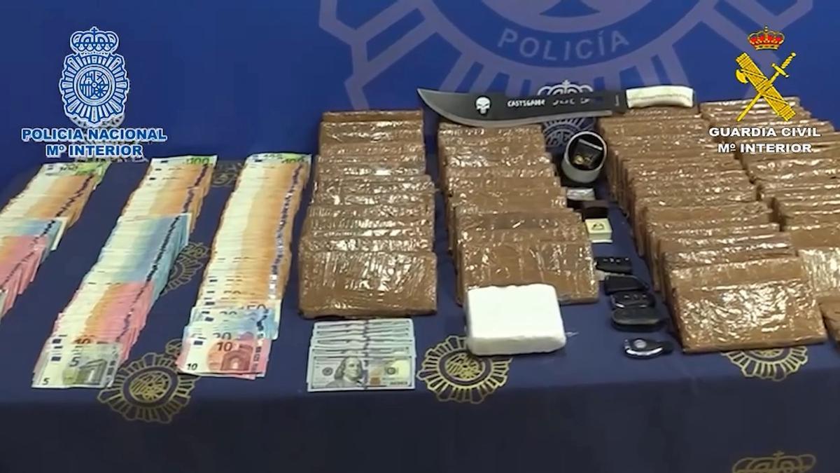 Dinero, droga y otros efectos incautados en esta operación, en un vídeo de la Guardia Civil.